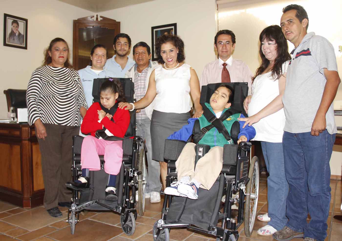 Estudiantes de la UAA donan sillas de ruedas