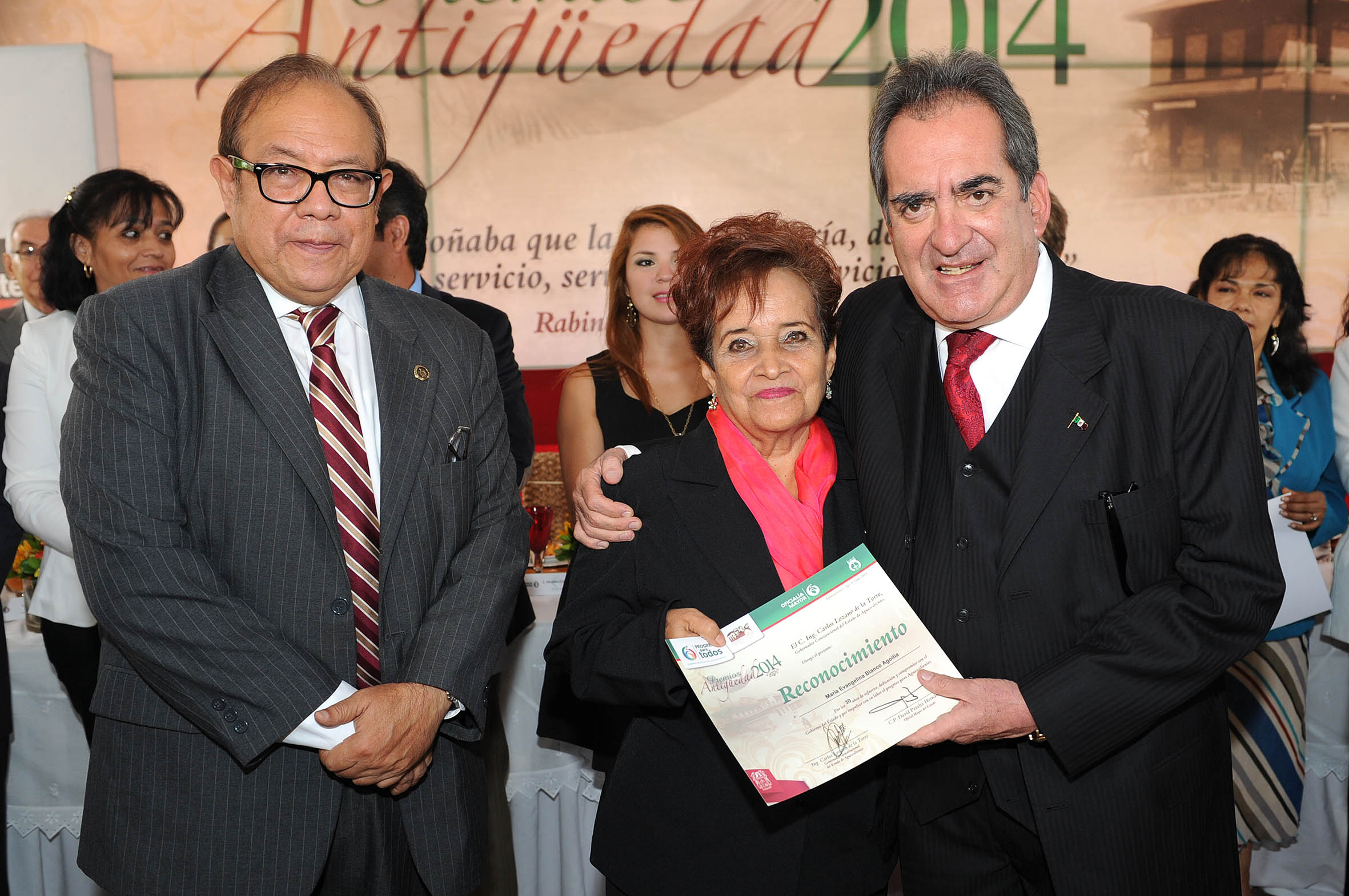 Se reconoció a 637 trabajadores por prestar su servicio en la administración pública