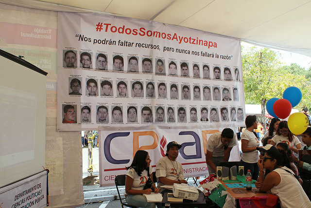 Estudiantes de Ciencias Políticas manifiestan solidaridad con desaparecidos de Ayotzinapa