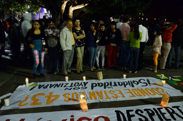 Exigen manifestantes unión ante la emergencia nacional en Plaza de la Patria