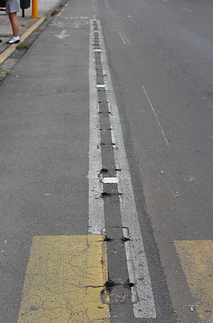 Quitan boyas que delimitaban ciclovía de Alameda