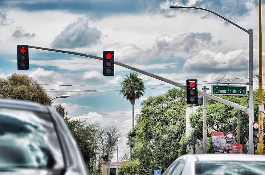 Cuenta dirección de Tránsito Municipal con cuadrillas nocturnas para reparar semáforos