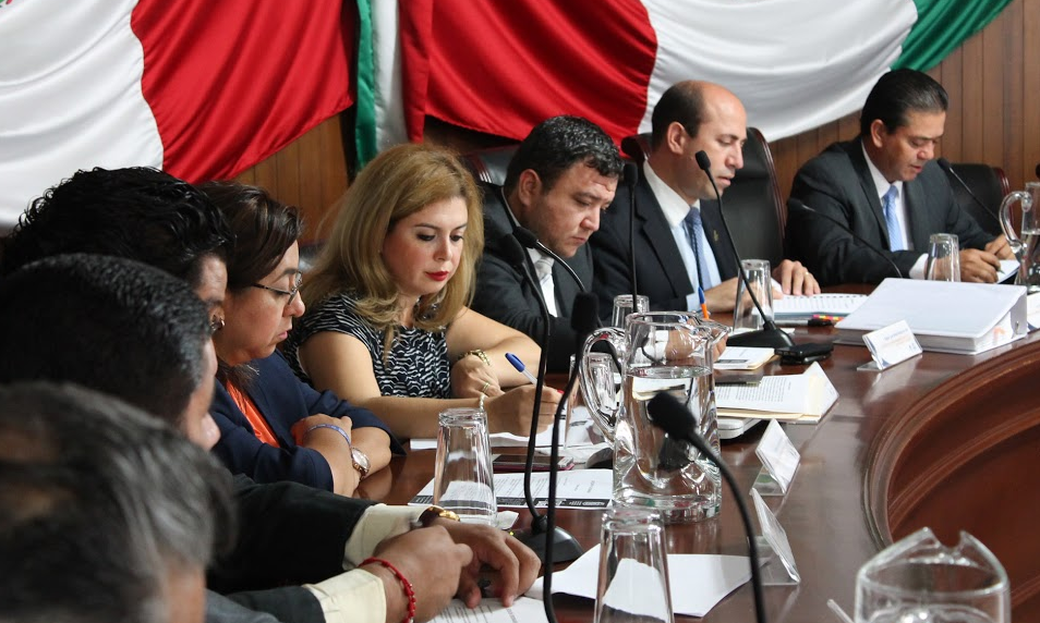 Realizan sesión ordinaria de Cabildo sin el alcalde y con 11 regidores