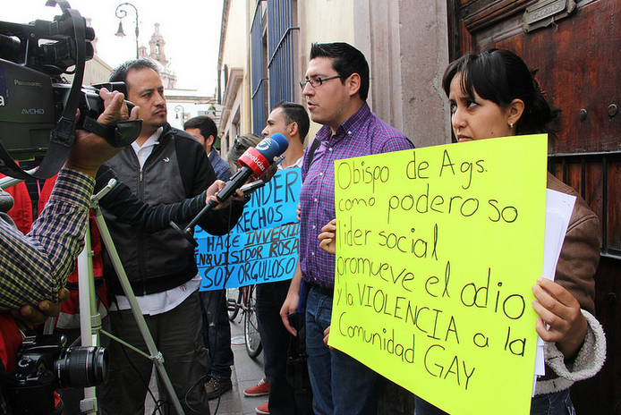 Organización civil considera que el obispo está sufriendo discriminación, no al revés