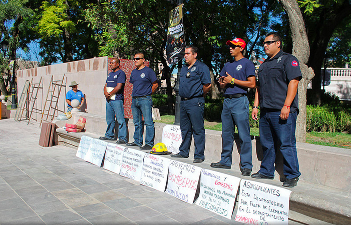Bomberos y paramédicos despedidos exigen al municipio ser recontratados