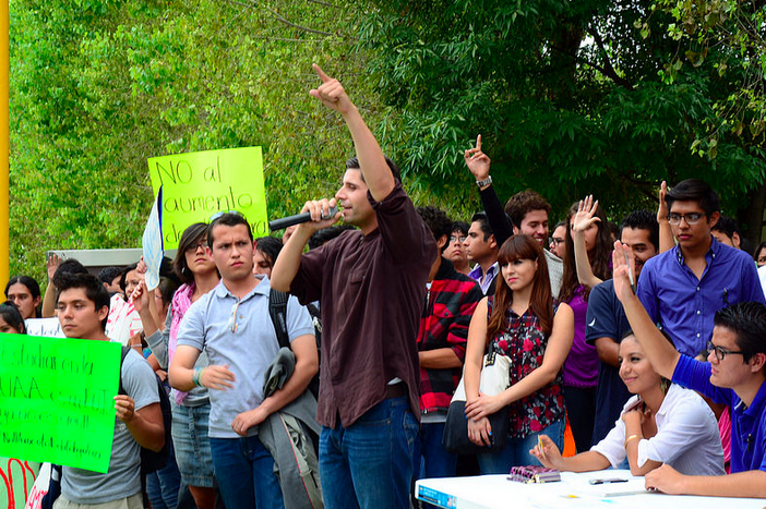 Estudiantes de la UAA mantienen exigencia de congelar colegiatura