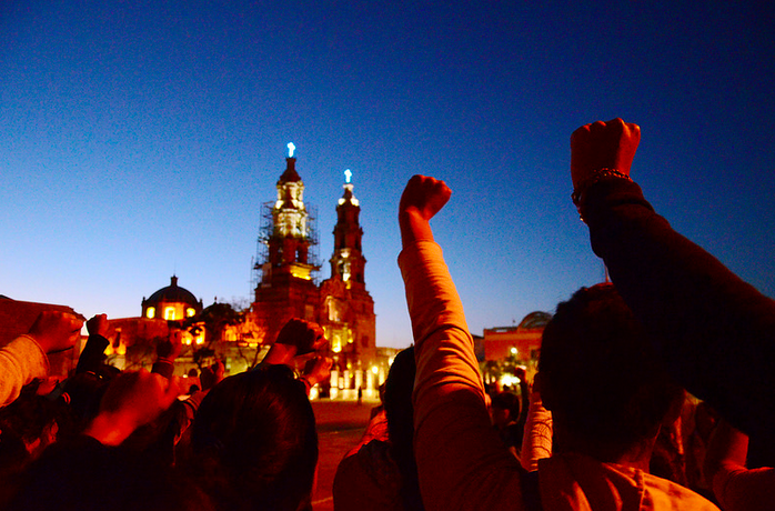 Se manifiesta Frente Unido de Normales afuera de Palacio de Gobierno