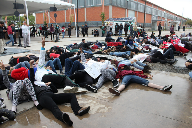 Se manifiestan alumnos de la U. de las Artes afuera del foro Green Solutions por tema Ayotzinapa