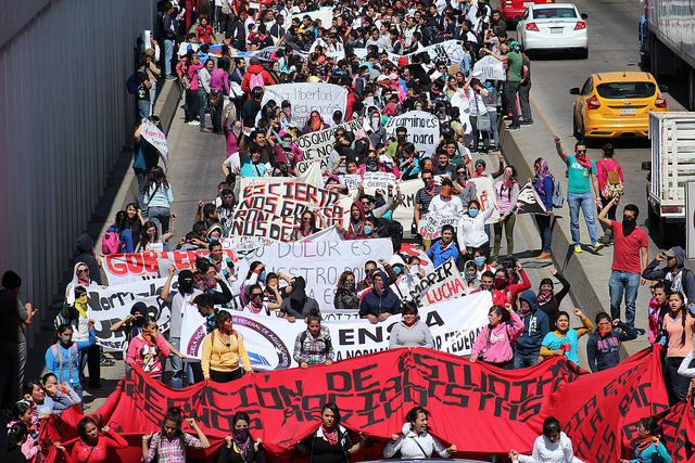 Miles de normalistas marchan y exigen aparición de estudiantes de Ayotzinapa