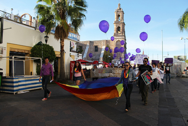 Marchan ciudadanos Por un Amor Diverso en Aguascalientes
