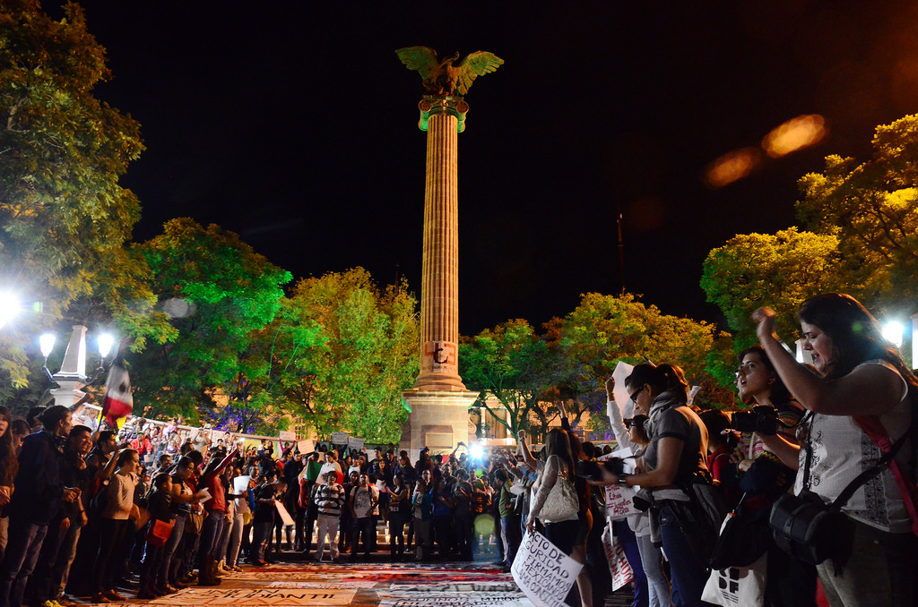 Marchan miles de personas en solidaridad con Ayotzinapa
