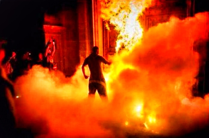 Arde Palacio o del fuego contradictorio / H+D