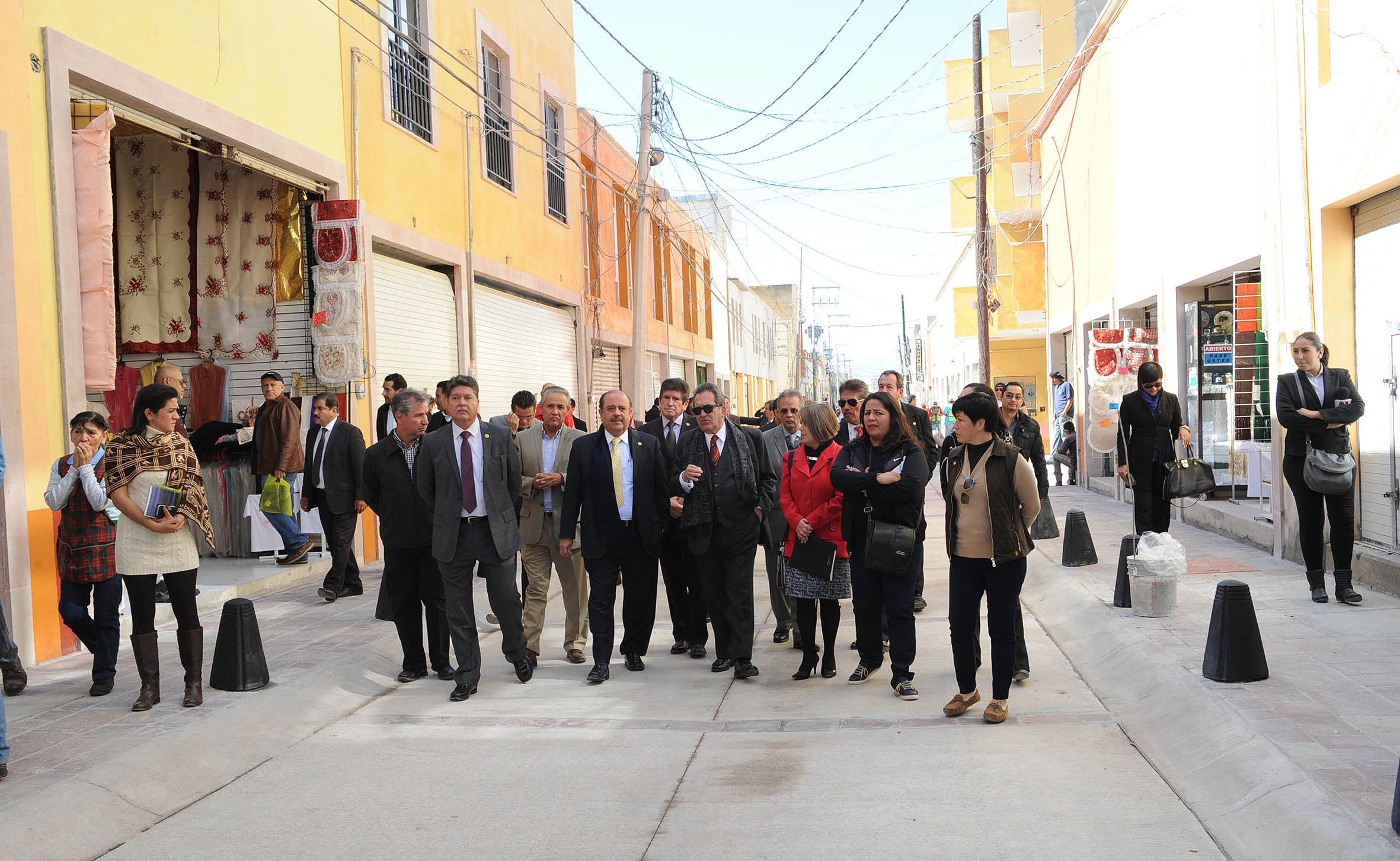 Reunión de gabinete y “baño de pueblo” en Plaza Patria