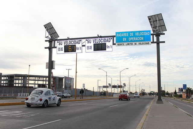 Instalan pantallas radar en avenidas principales de la capital