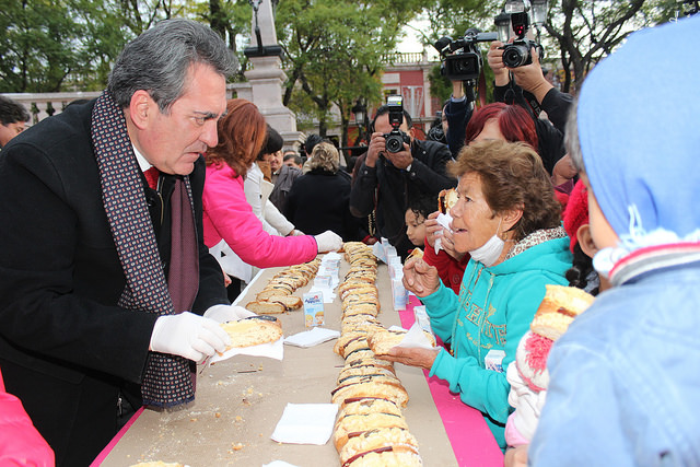 Reparten rosca de reyes monumental de mil 497 metros