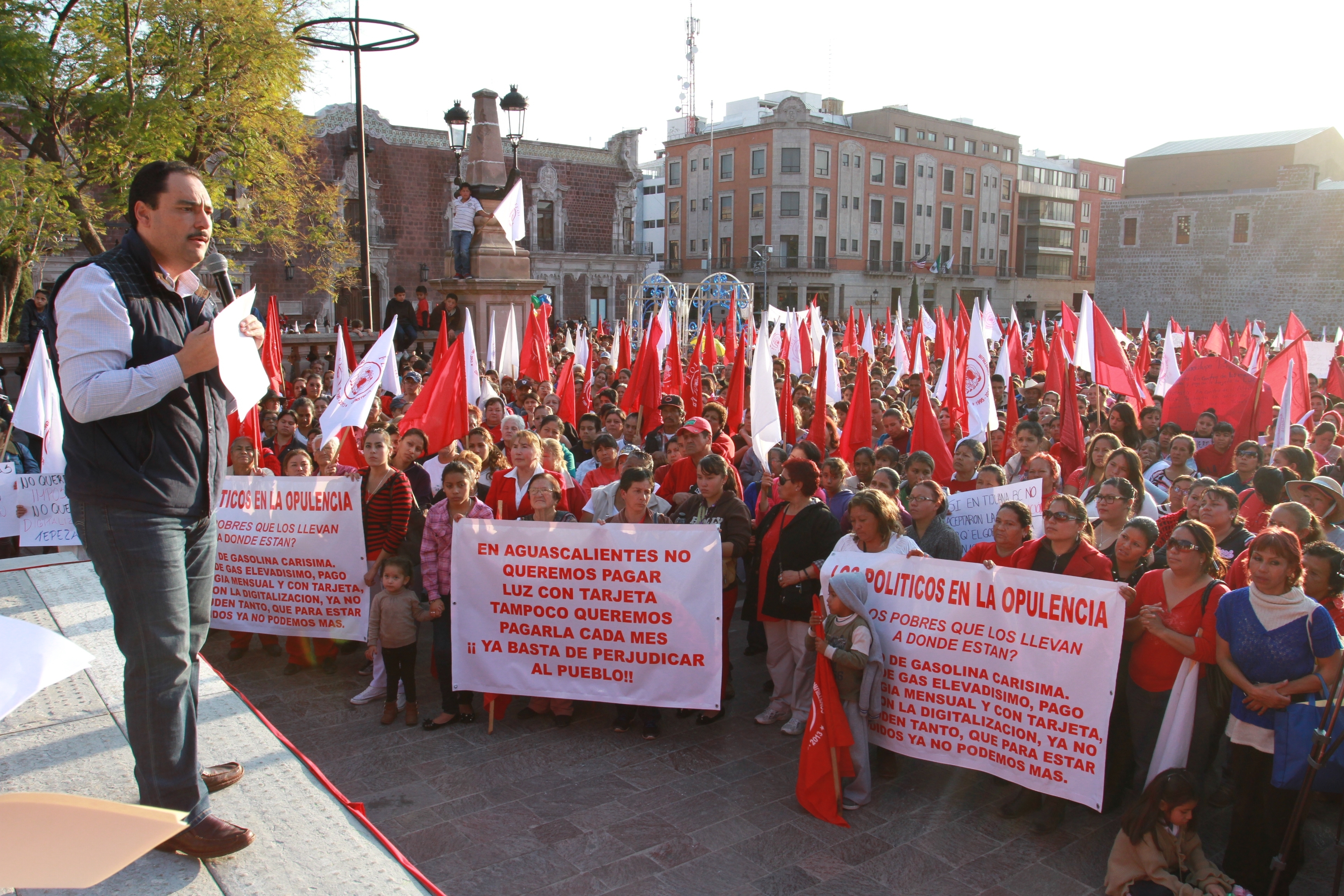 Recibe alcalde pliego petitorio del FEOI