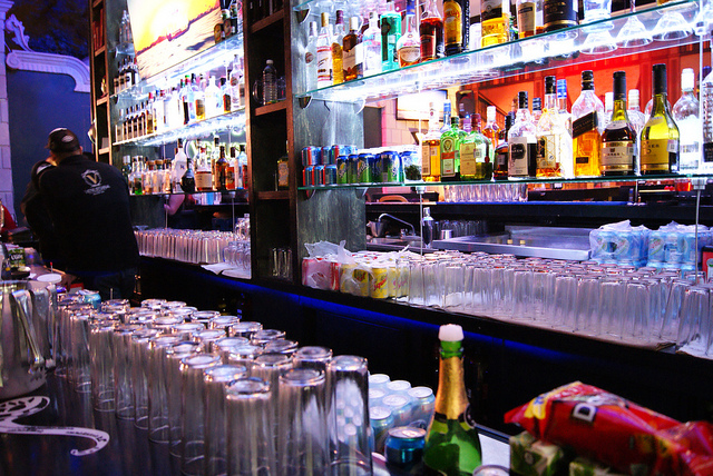 Sanciona Profeco a bar por discriminación a pareja homosexual