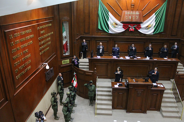 Fuerza Aérea Mexicana con letras doradas en el Congreso