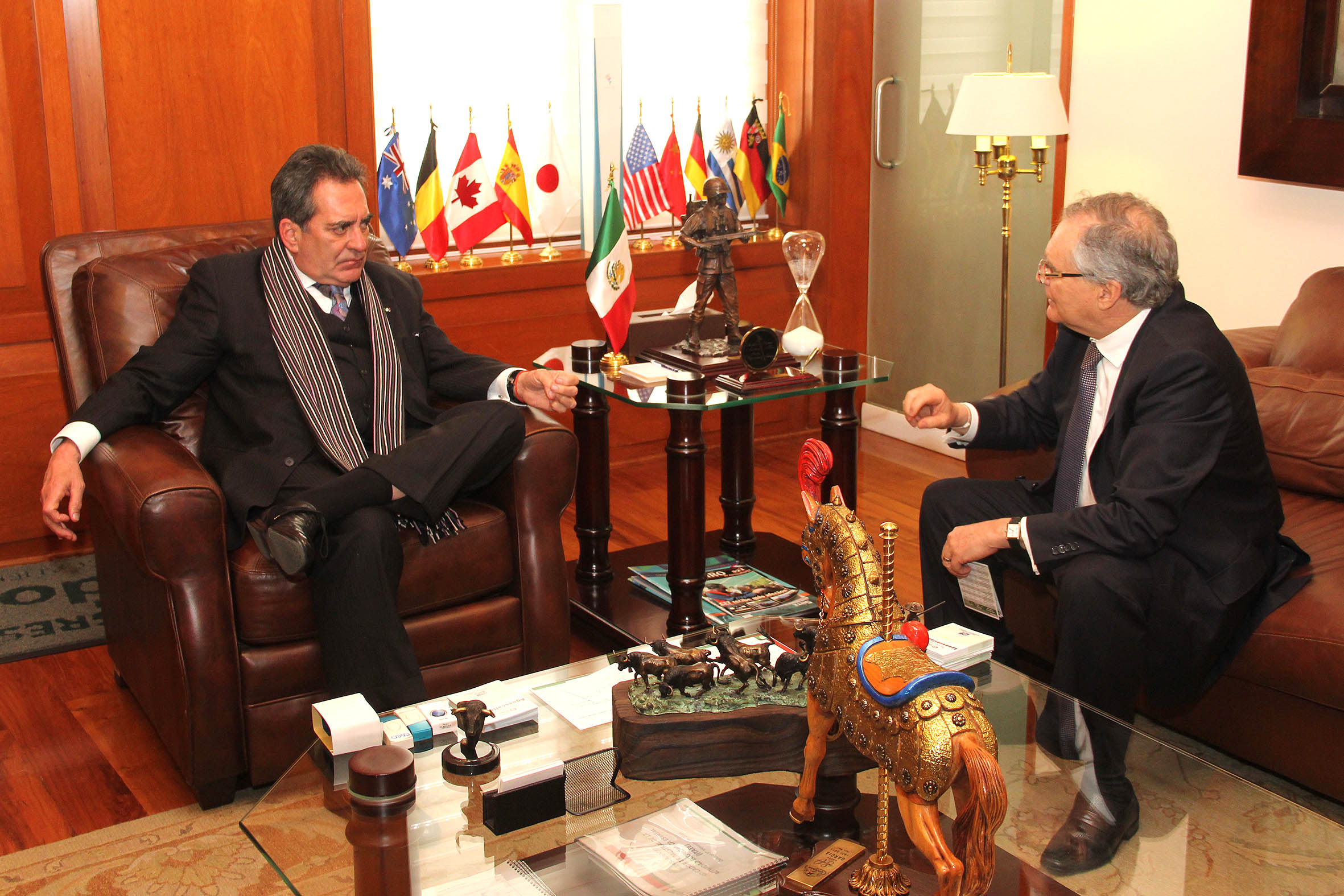 Se reúne el gobernador con senador priista