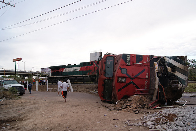 Tráiler descarrila al tren