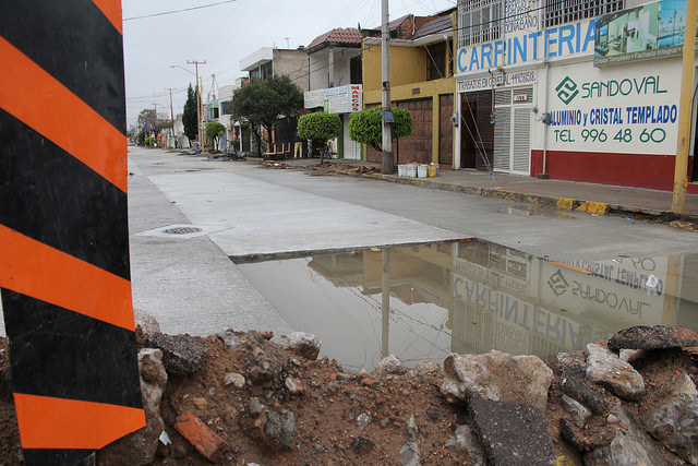 Impiden lluvias continuar con obra pública