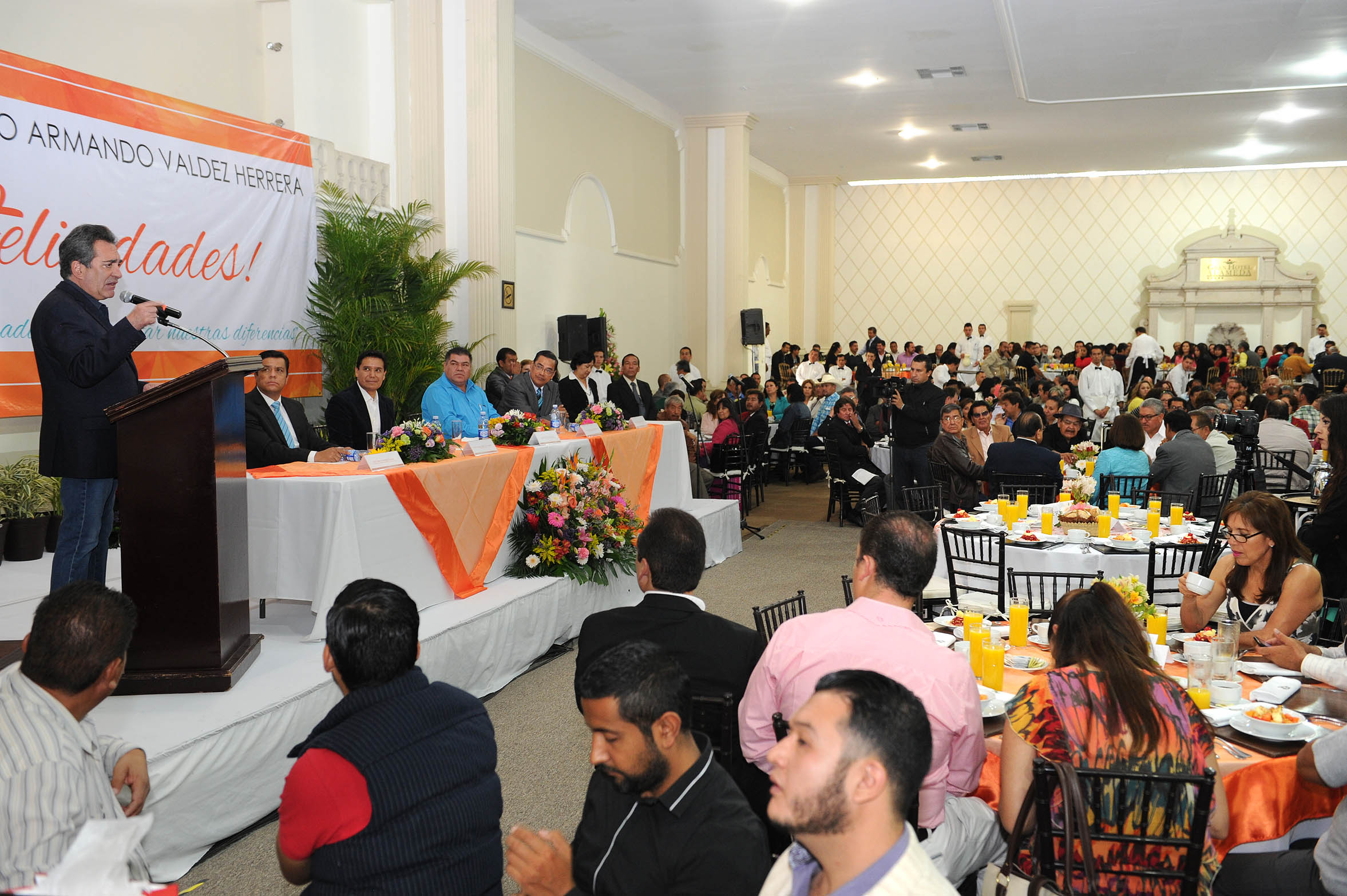 Se reúnen más de mil 200 maestros