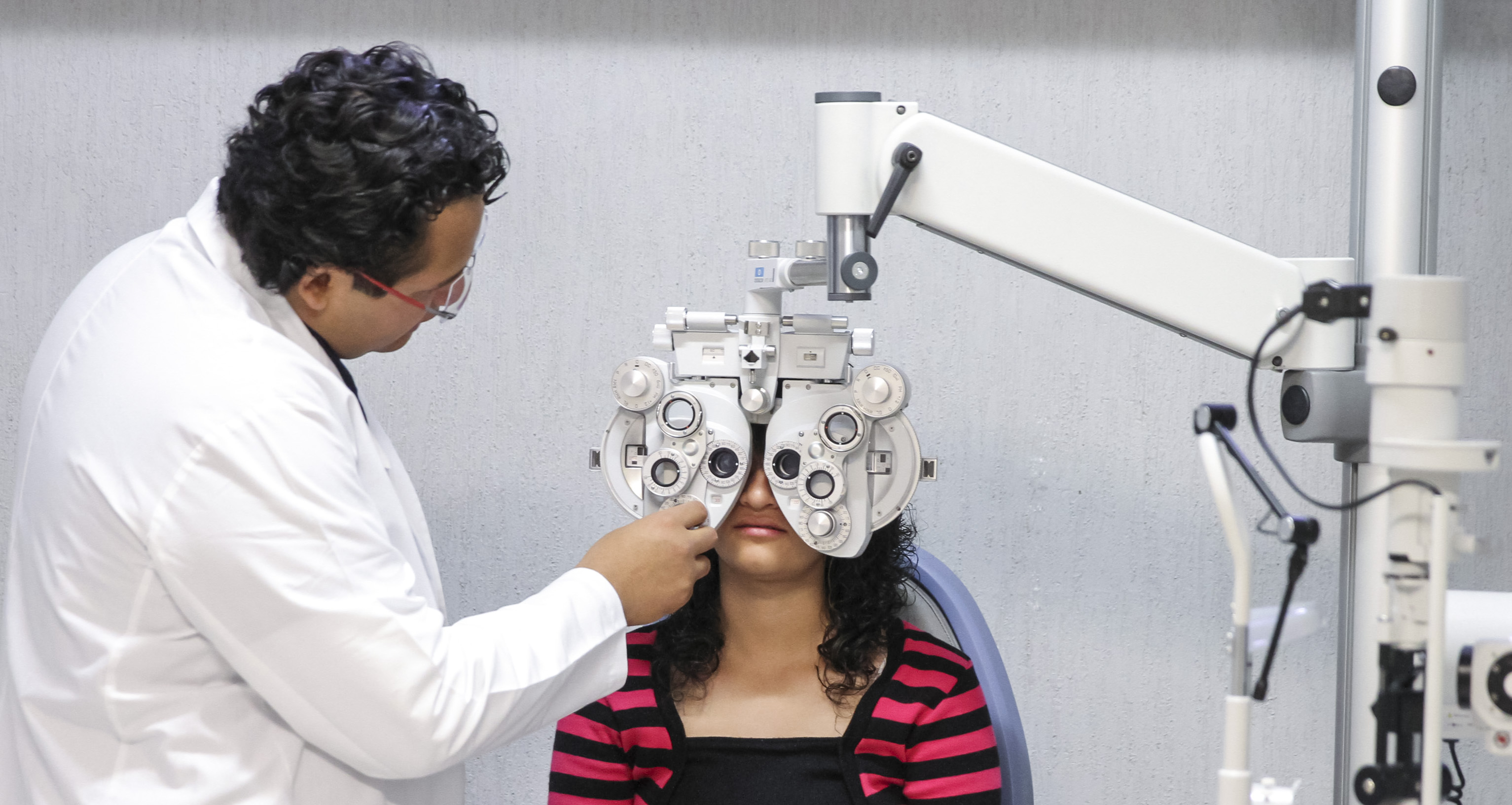 UAA ofrece servicio de topografía corneal