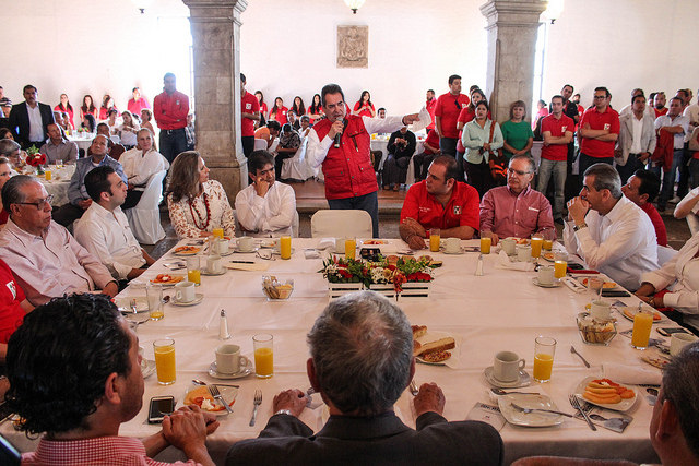 Los priistas iniciaron campaña entre exigencias de debate y llamados a militar sin vergüenza