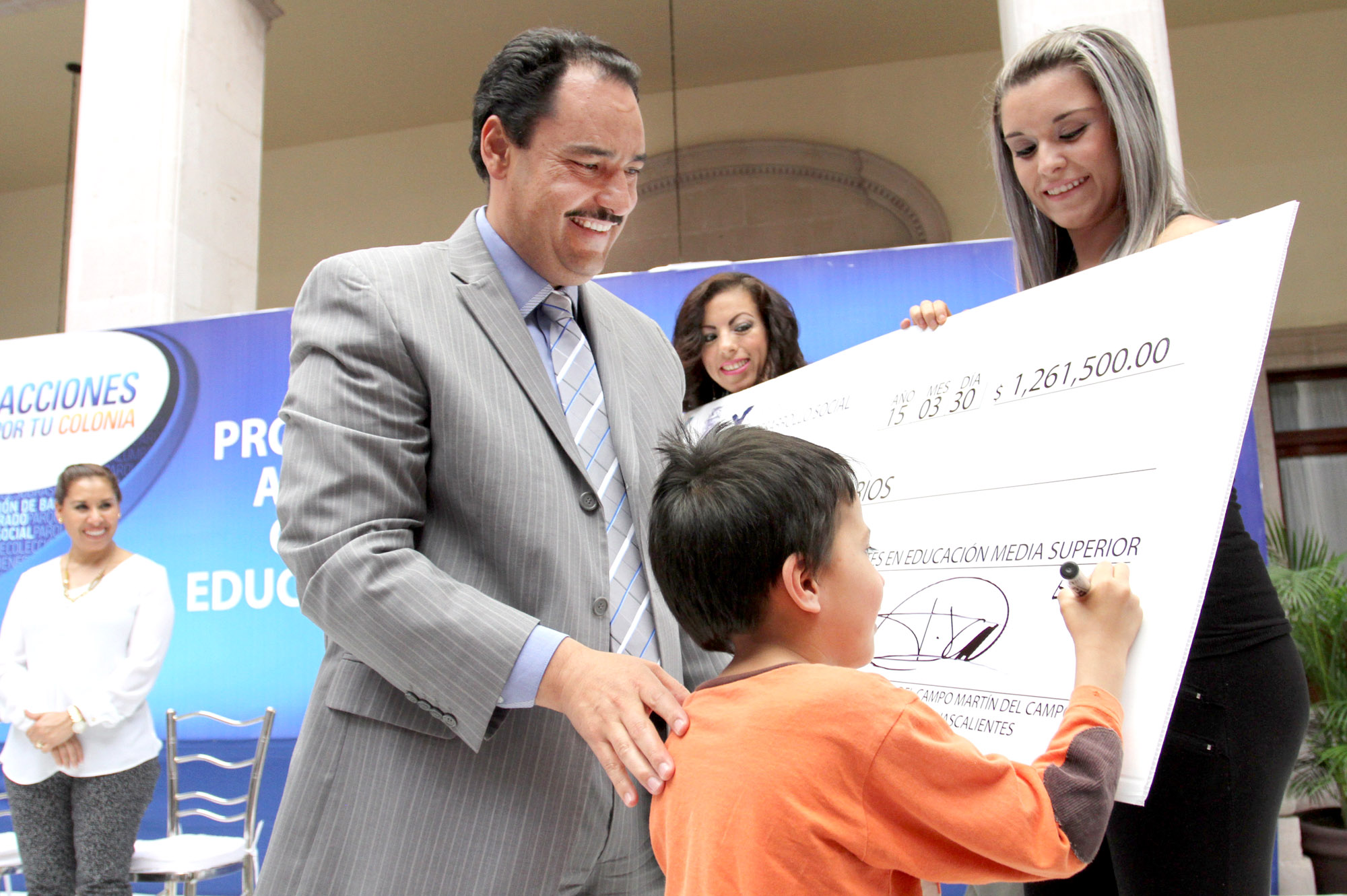 Entregan becas para educación media superior