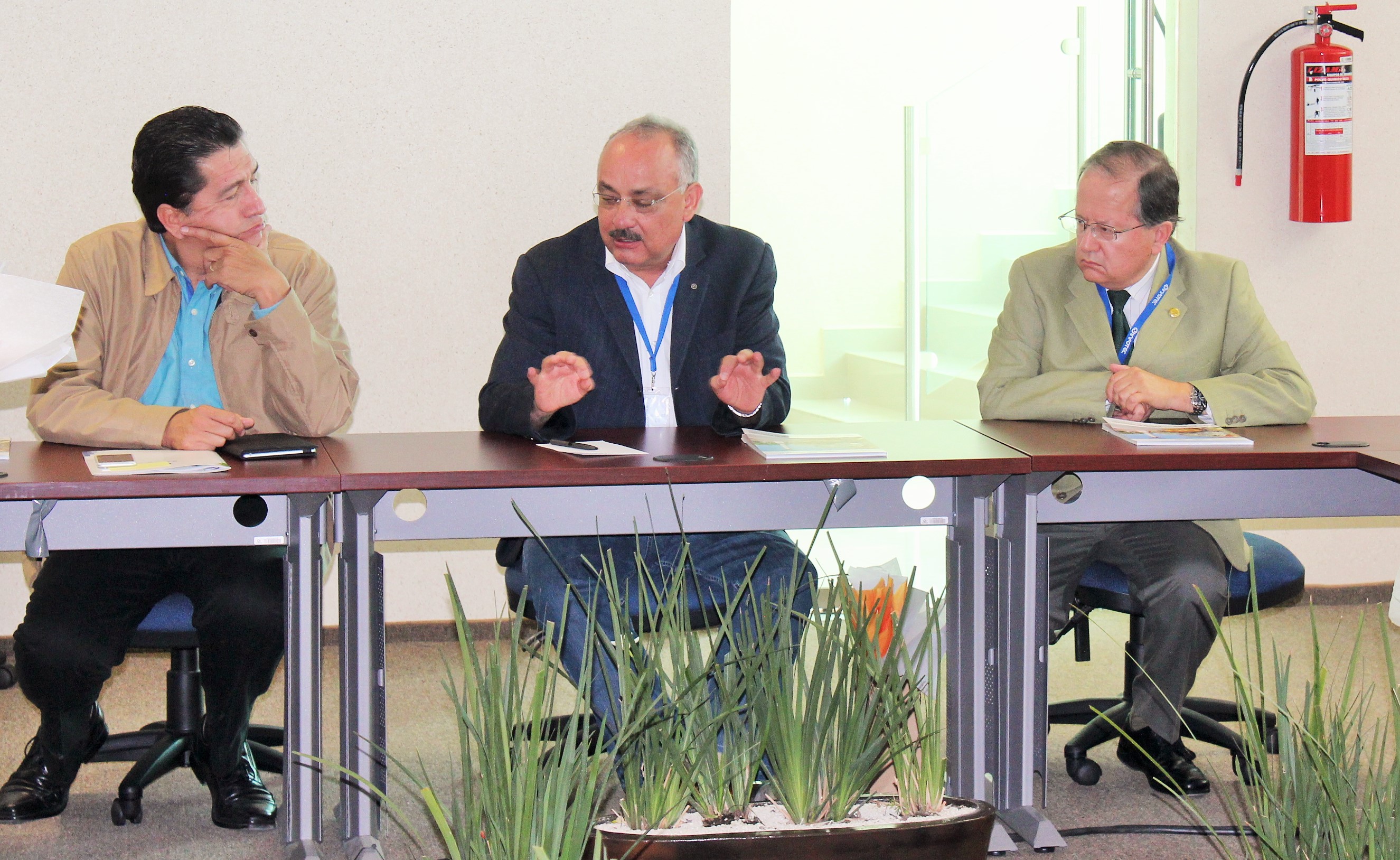 Reúnen centros para analizar creación de consorcio para tecnología automotriz