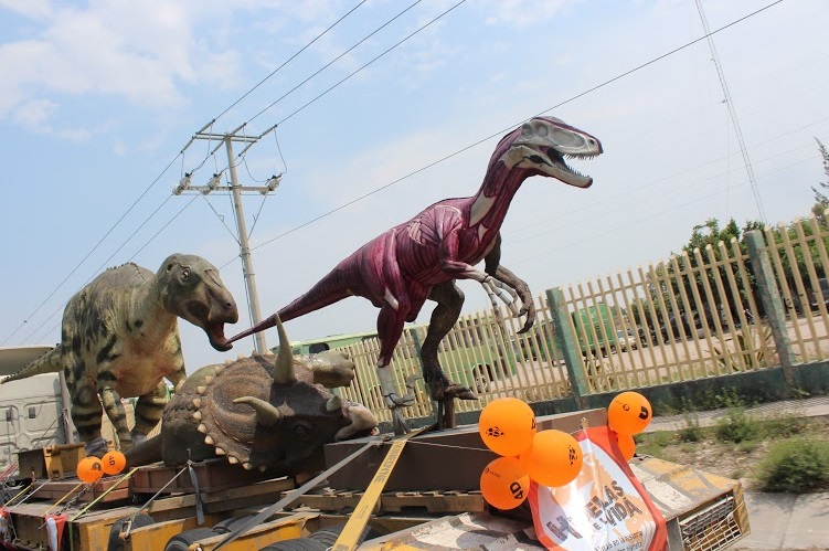 Dinosaurios recorren la ciudad