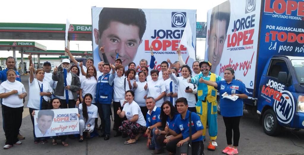 Recorre candidato panista la colonia Altavista