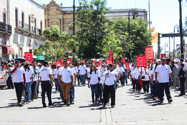 Más de 30 mil trabajadores participaron en el desfile cívico-obrero