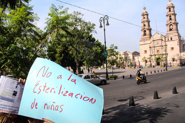 Grupo conservador se manifiesta en contra de los derechos de niños y adolescentes