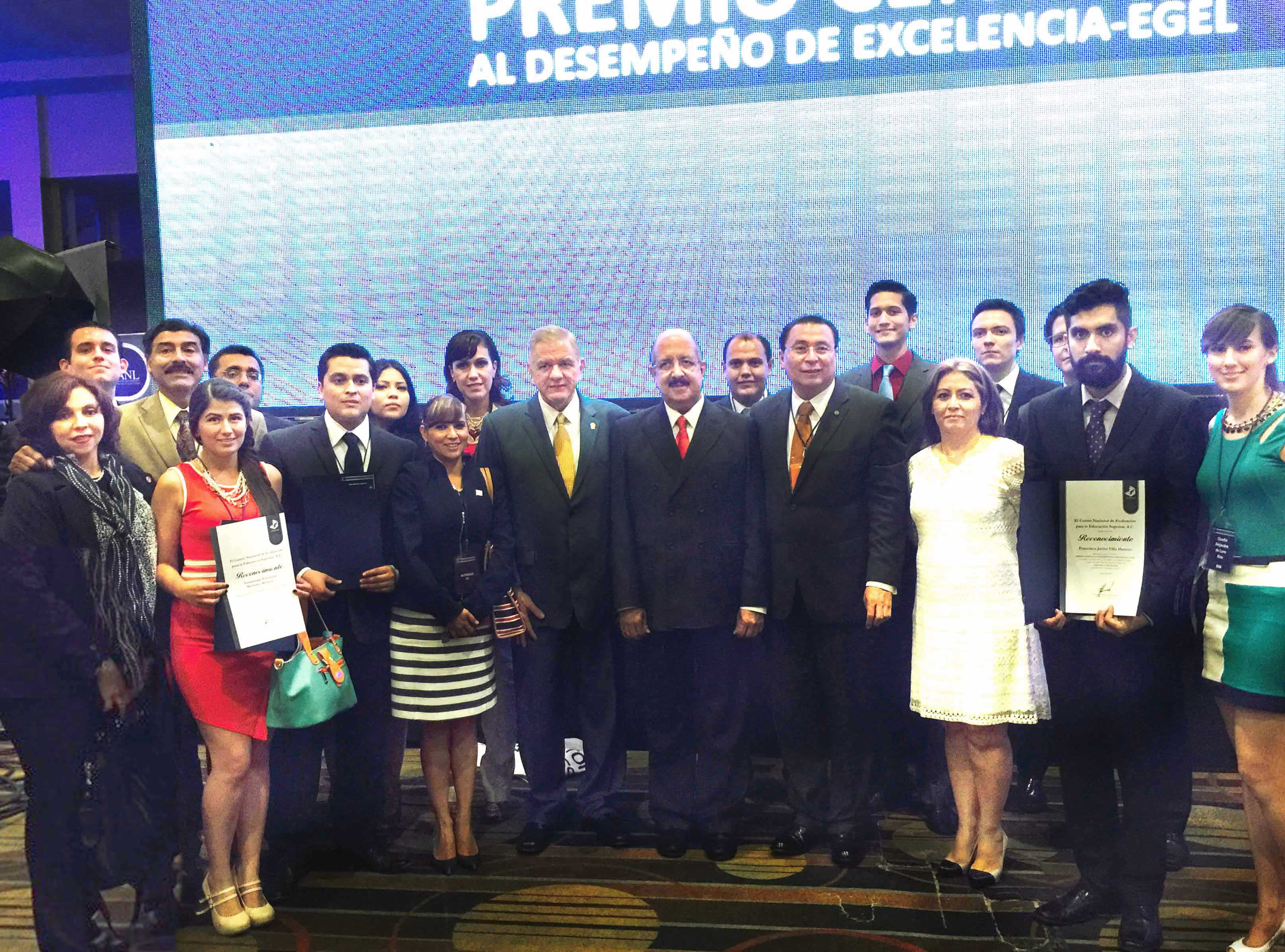 Estudiantes de la UAA recibieron premio por excelencia en examen nacional de egreso