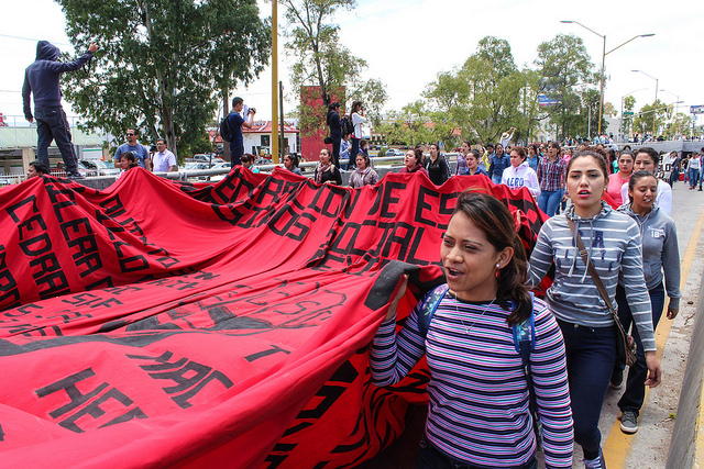 Marchan normalistas para conmemorar actos represivos