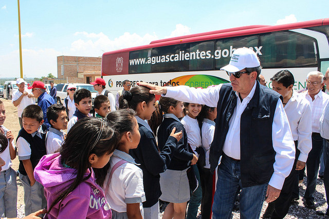 Acusa gobernador a alcaldes de presumir obras ajenas