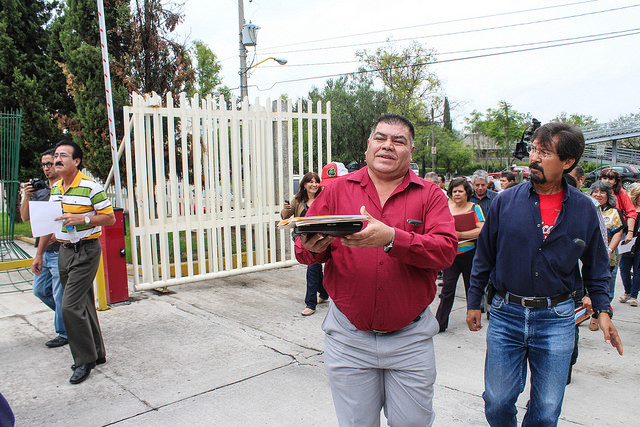 Maestros jubilados abuchean al titular del SNTE, lo obligan a escuchar sus peticiones