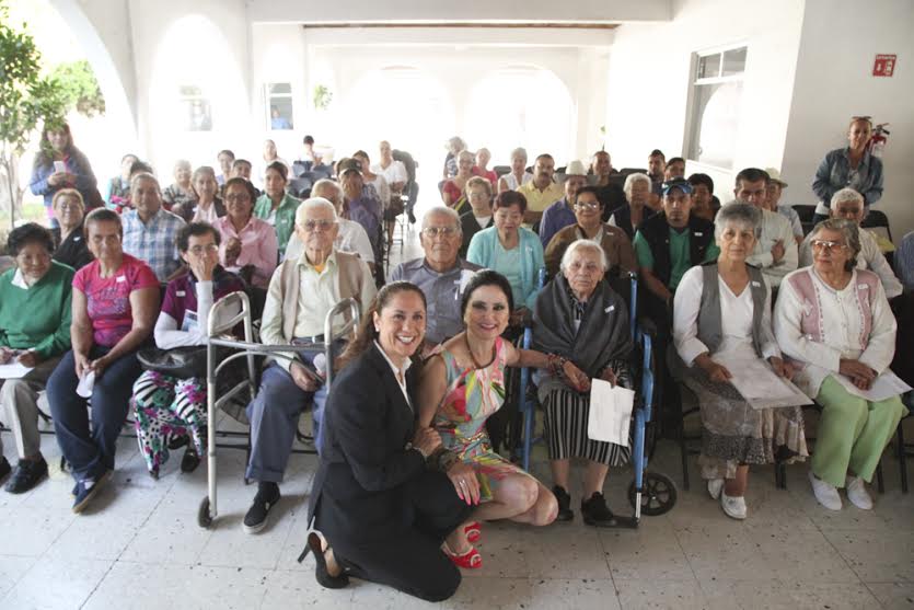 Entregan cien aparatos auditivos y 30 sillas de ruedas