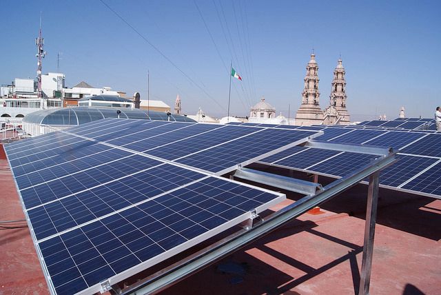 Instalarán mil cien paneles solares para abastecer cien vehículos eléctricos