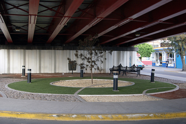 Ambulantes vandalizaron bajo puente de avenida Aguascalientes Norte