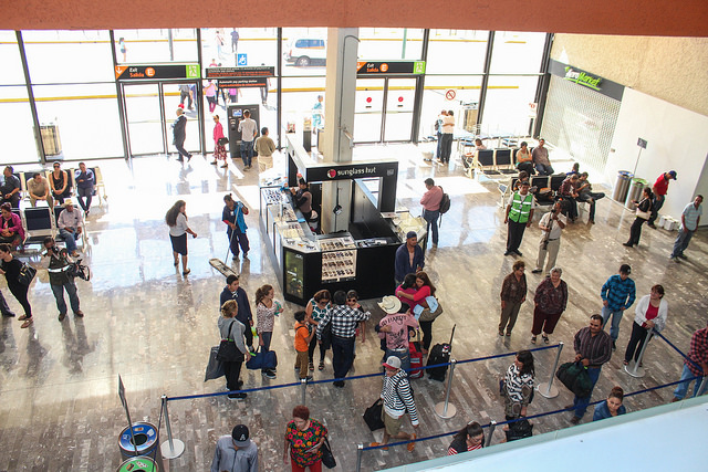 Crece flujo aeroportuario 20.5% en medio año: Sectur