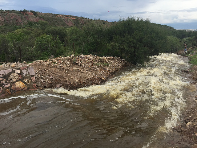 En alarma Jesús María por posible desbordamiento de la presa del Chichimeco