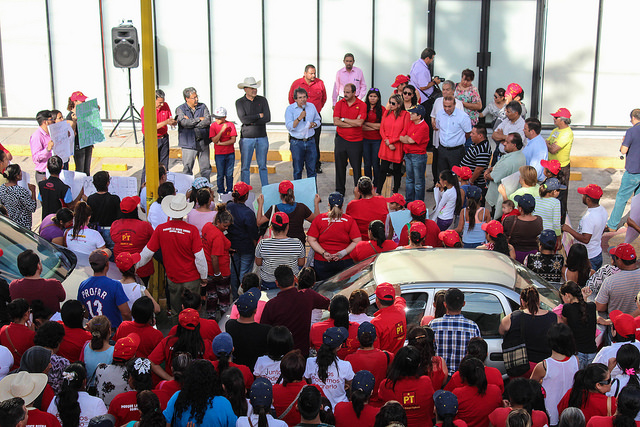 Se manifiesta el PT ante el INE, luchan por no perder el registro