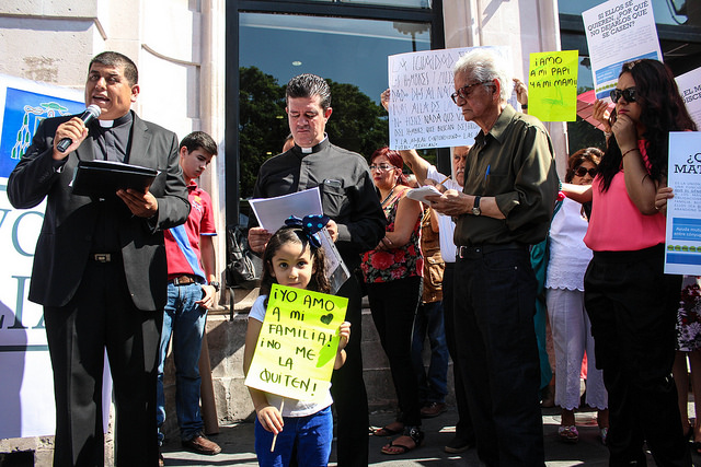 Grupos conservadores usan a menores para presionar al Legislativo