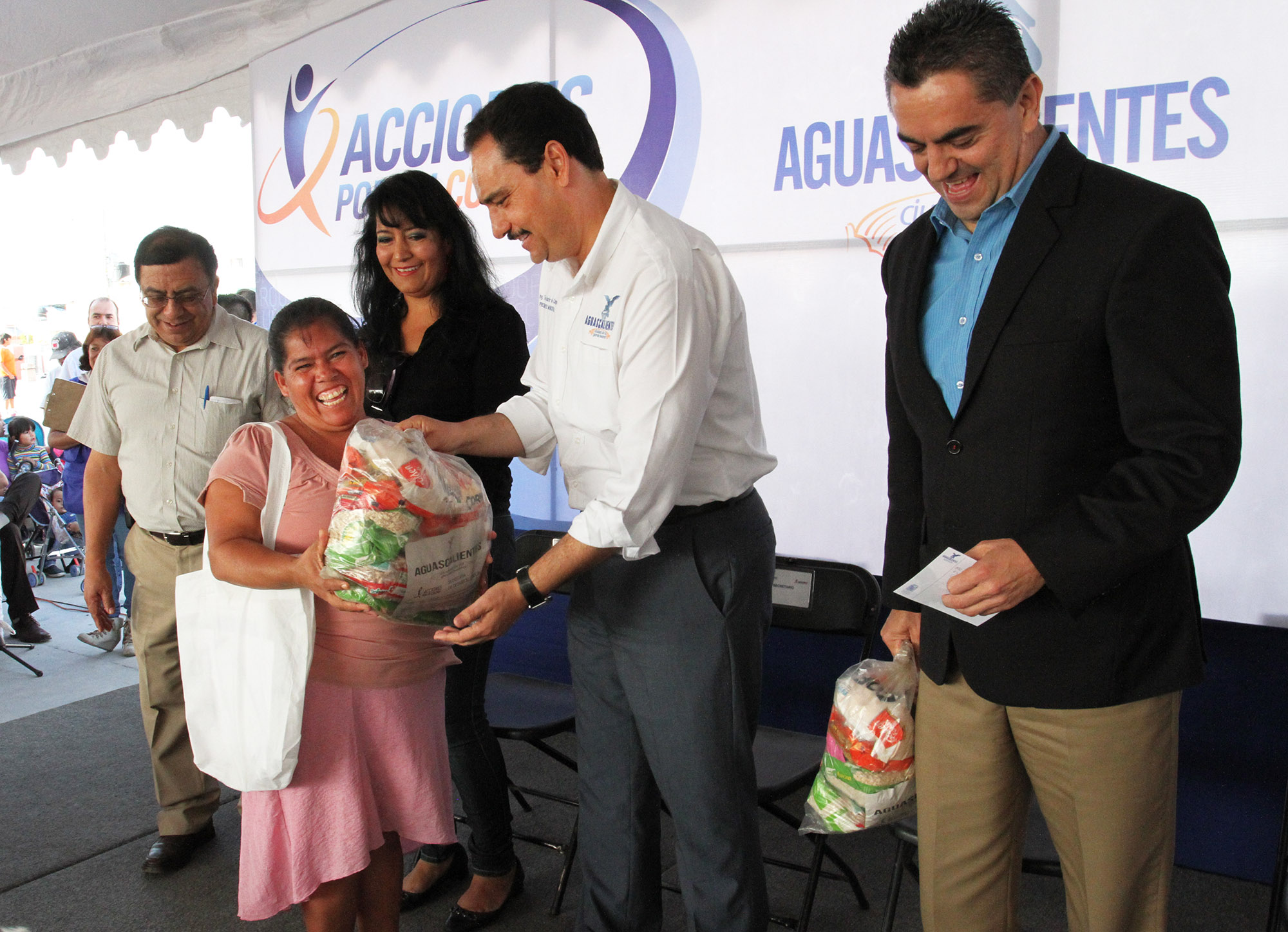 Entregan despensas y material de construcción en el Morelos