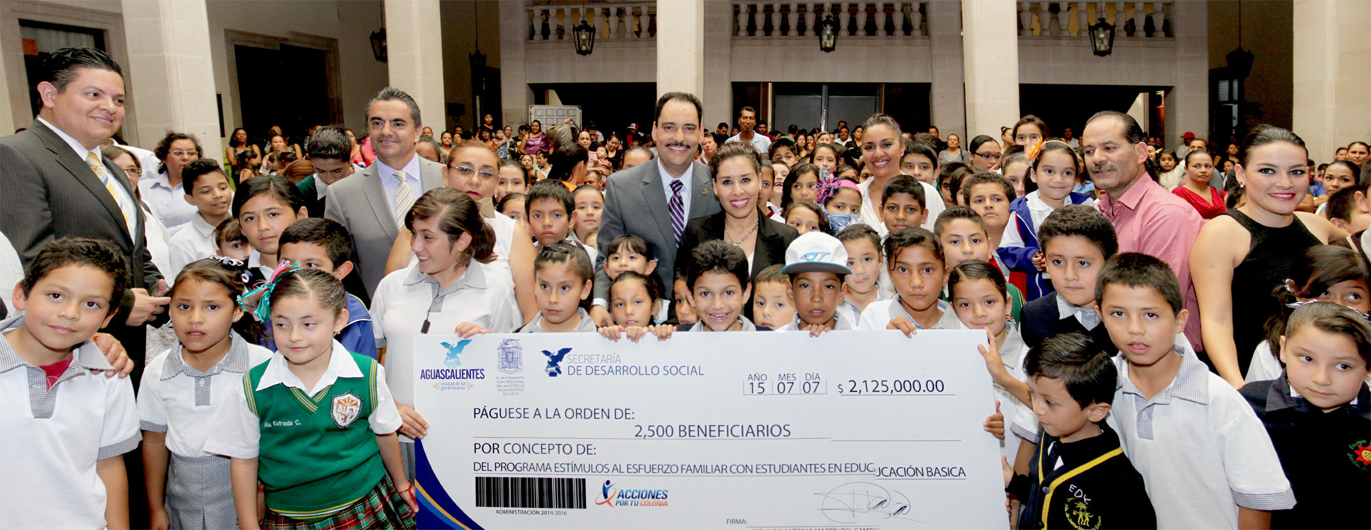 Entregan dos mil 500 becas del programa Estímulos al esfuerzo familiar