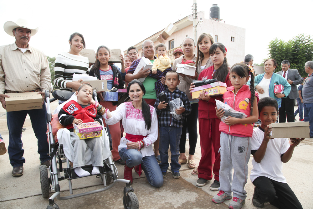 DIF estatal entregó 14 mil pares en el Zapatón 2015