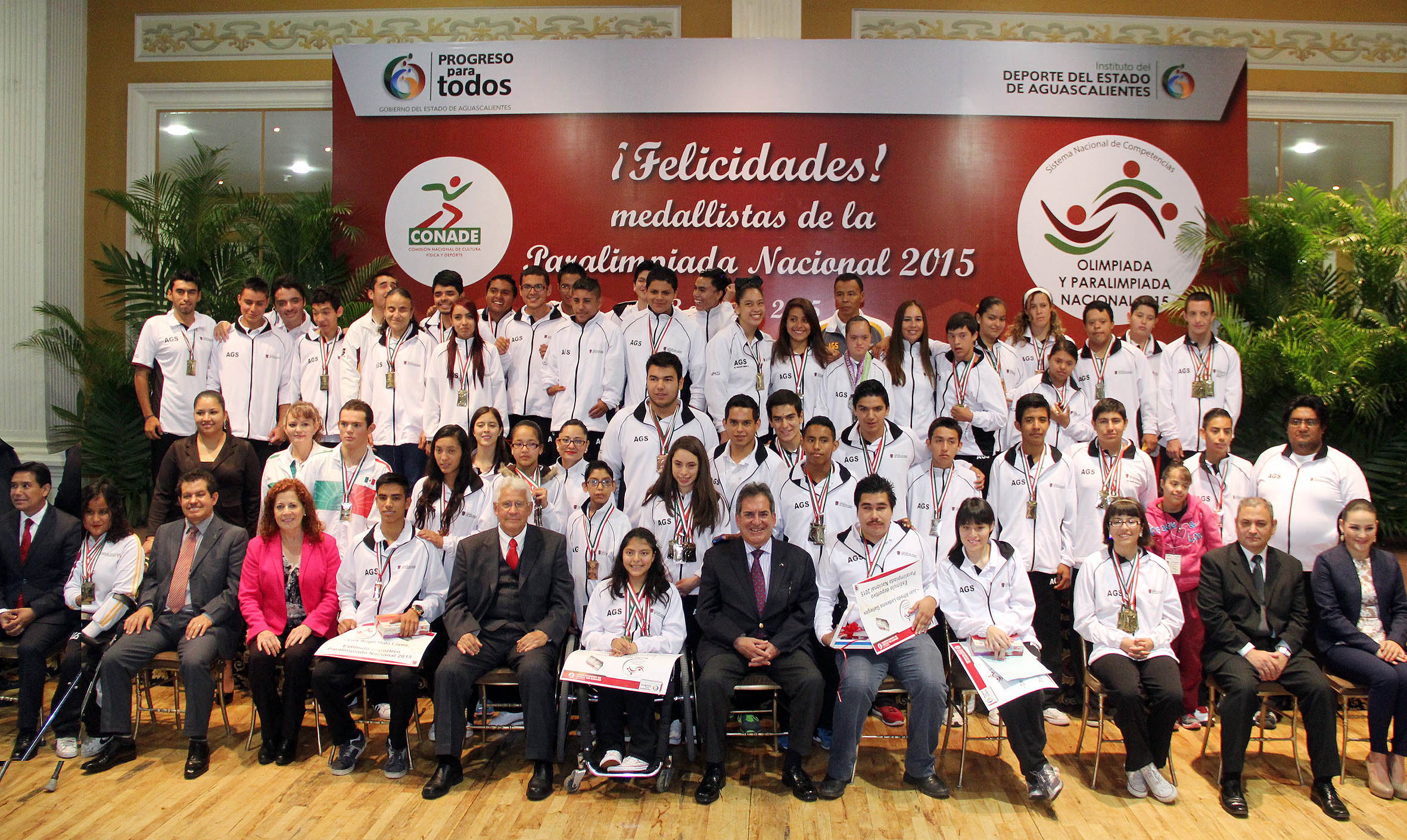 Reconocen a medallistas paralímpicos