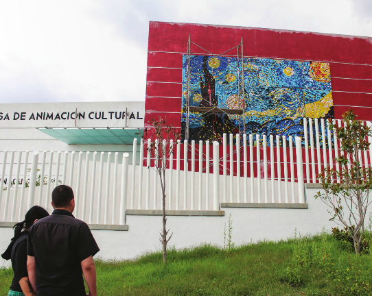 Jóvenes bachilleres crean ecomural de Van Gogh con 22 mil tapas circulares